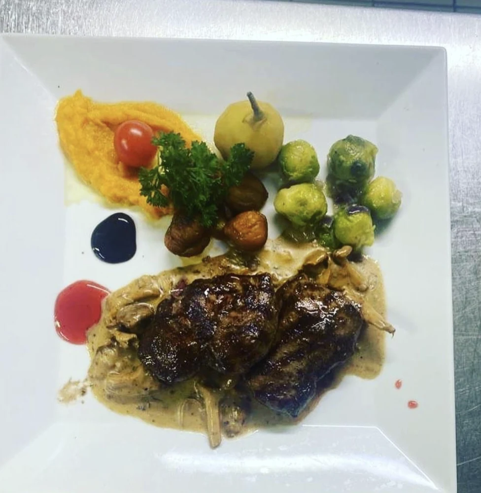 Assiette généreuse de viande et légumes
