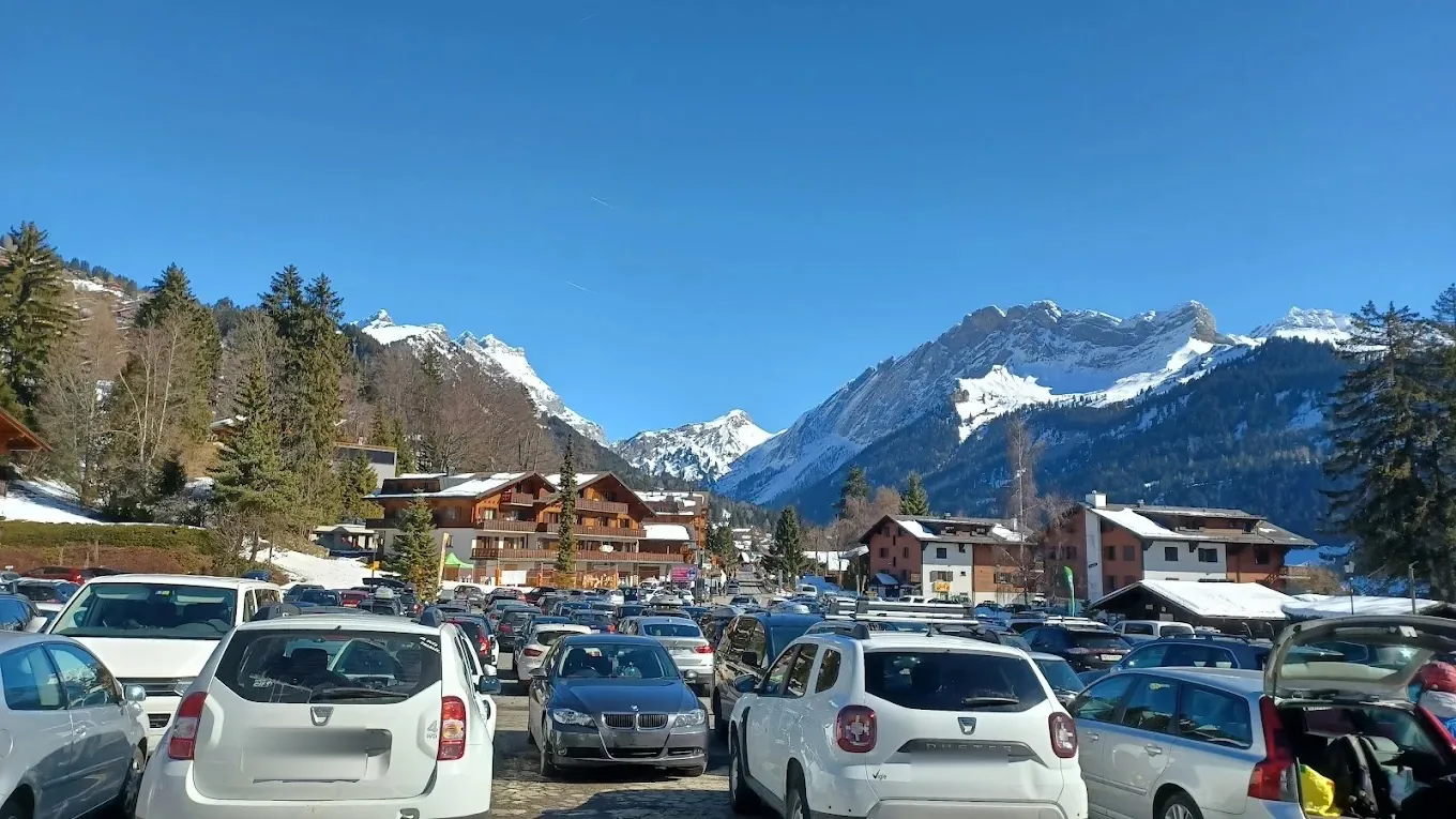 Le grand parking gratuit de Barboleuse, avec vue sur les montagnes en hiver