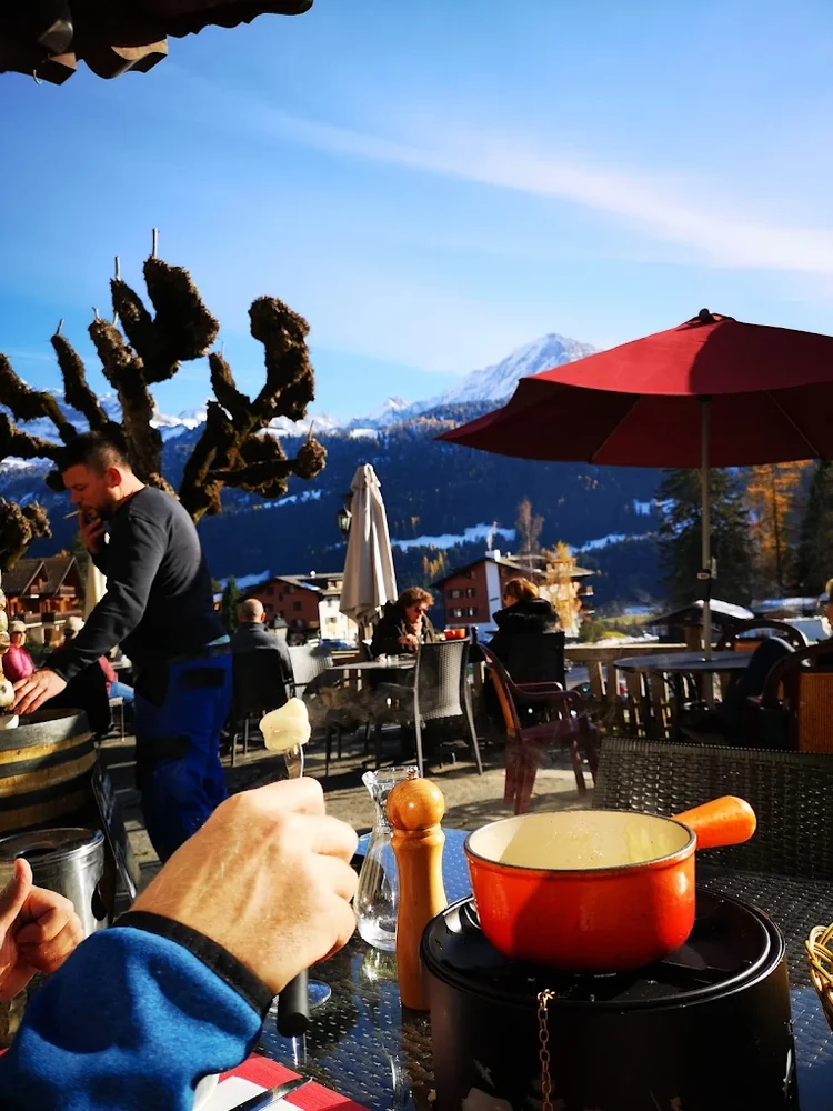 Terrasse ensoleillée avec clients