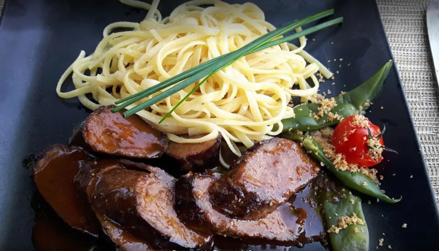 Tranches de viande en sauce avec linguine et haricots verts