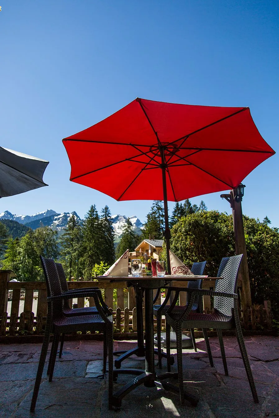 Table en terrasse avec montagnes