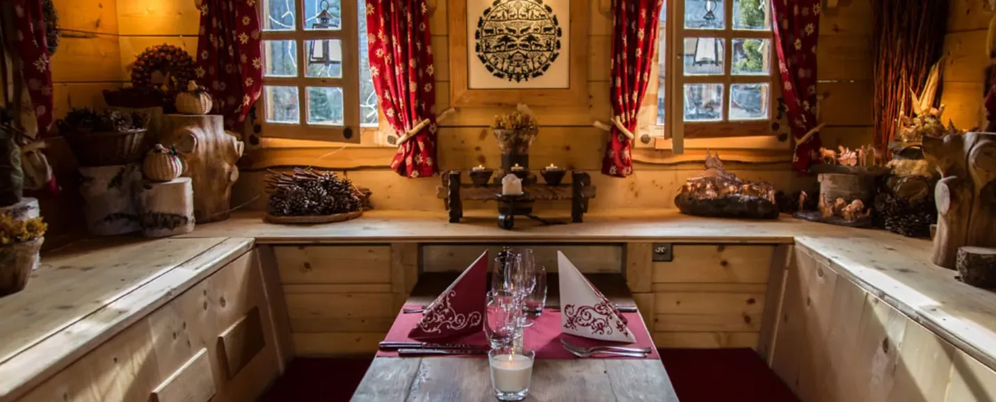 Salle de restaurant en bois, ambiance chalet à Gryon